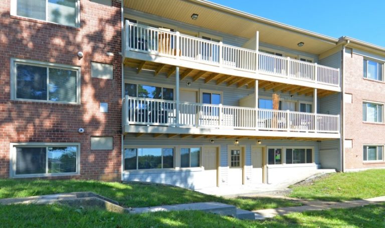 White Vinyl Balcony Railing Renovation and Replacement