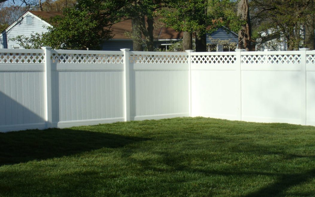 15 Privacy - WHITE TONGUE AND GROOVE WITH LATTICE TOP AND NEW ENGLAND POST CAP Vinyl