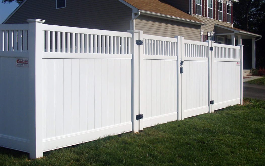 2 - 6 FT WHITE TONGUE AND GROVE WITH CLOSED SPINDLE NEW ENGLAND POST CAP Vinyl AND DOUBLE GATE