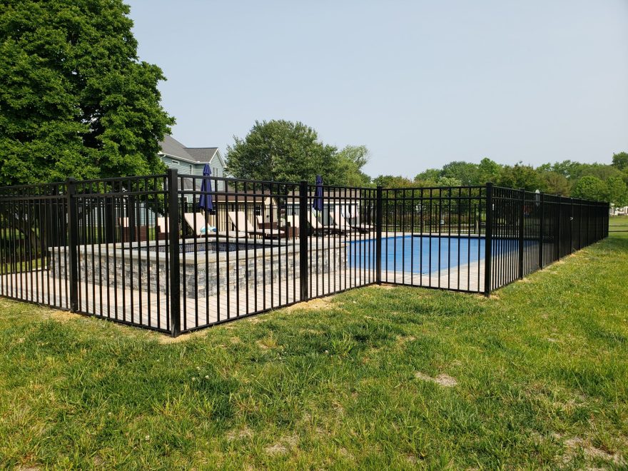 3-Rail Flat Top Ascot Style Black Aluminum Pool Code Fence (4)