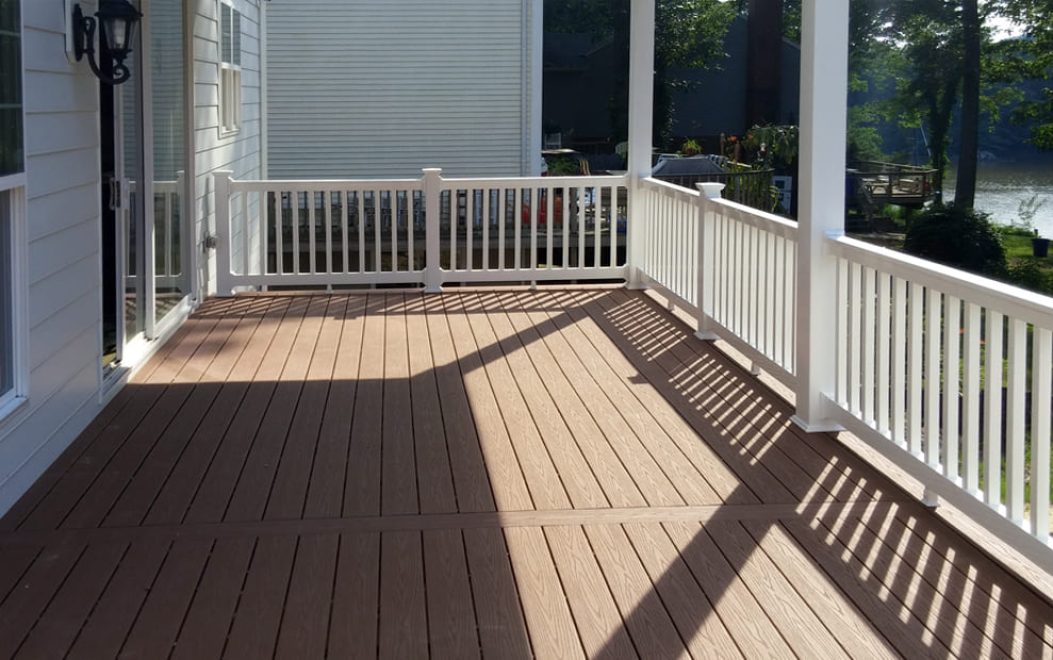 Deck withTrexSelect Saddle deck board with white washington vinyl railing