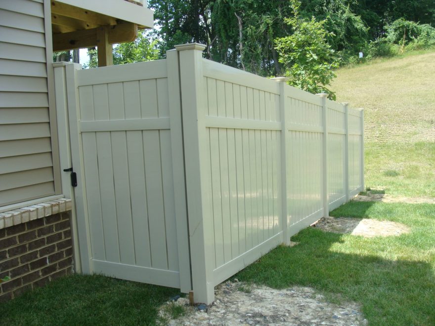 Semi-Private Vinyl Fence with Single Walk Gate