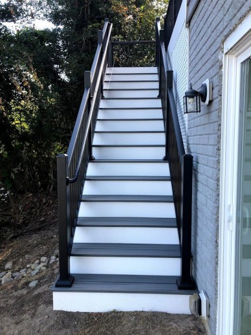 Trex Transcend Island Mist Decking with Black Ultralox Aluminum Railing with Handrail and White Risers