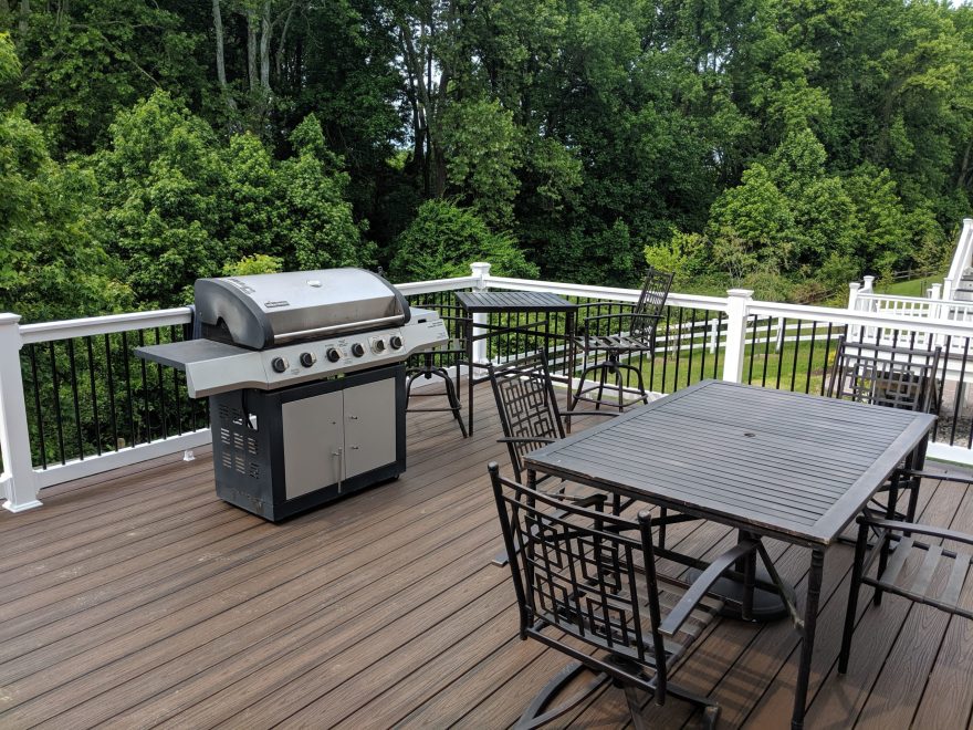 Trex Transcend Spiced Rum Deck Boards with White Washington Vinyl Railing and Black Round Aluminum Balusters in Bowie MD