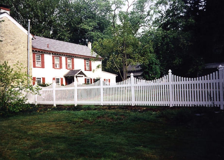 White vinyl scalloped picket fence 3