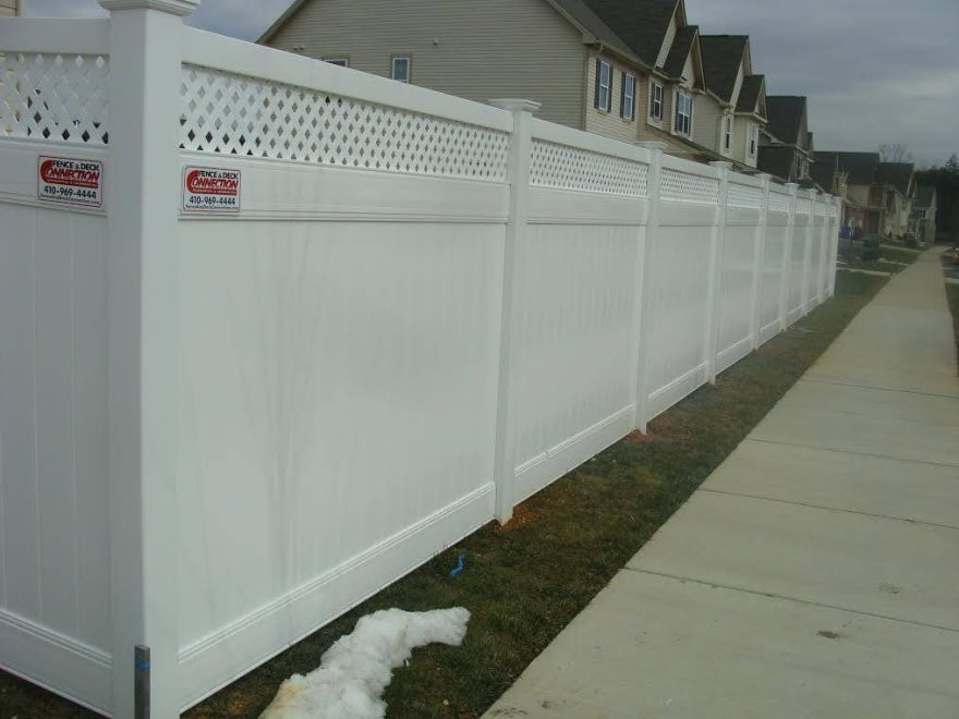 white vinyl privacy fence with diagonal lattice top